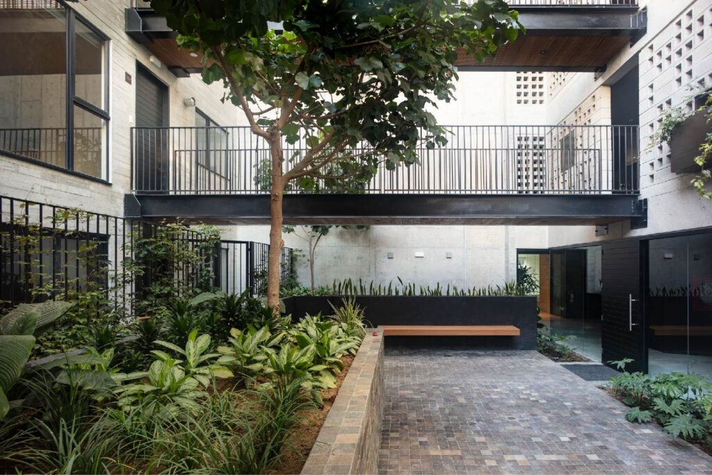 El patio interior no es un pozo de luz: es el corazón paisajístico de un edificio Solar